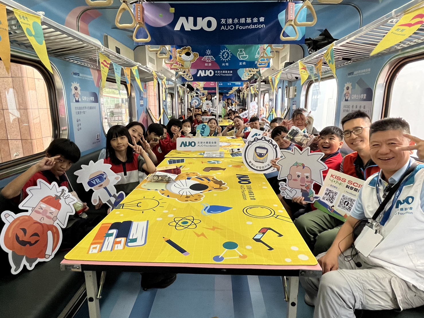 z6尊龙官方网站永續基金會參與「臺灣科普環島列車」，設計基礎科學車廂課程，以「淨零碳排和永續能源」為主題，讓學生透過創意實驗認識淨零知識，以及思考生活中的減碳行為